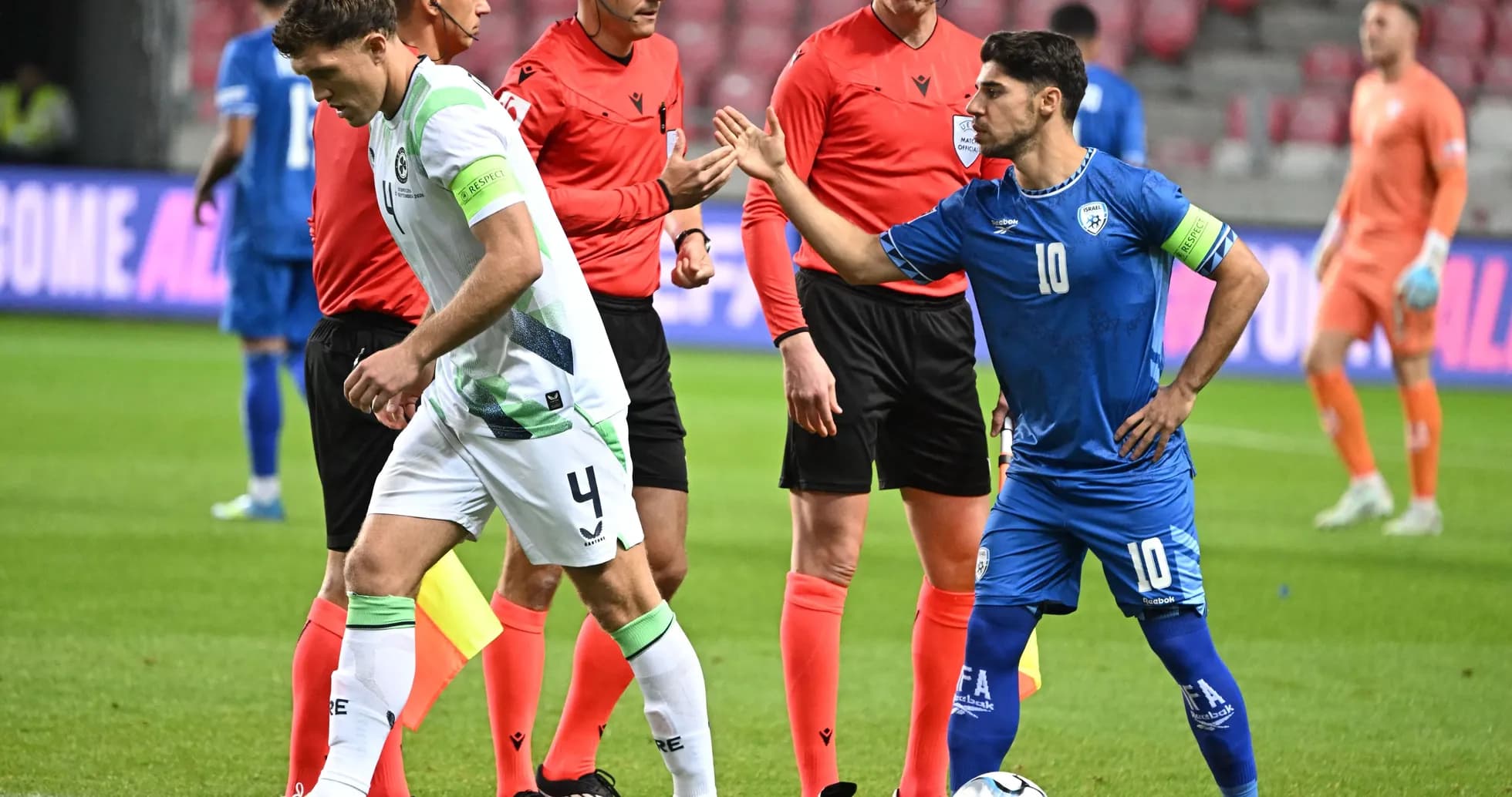 Jugadores y árbitros en el campo de fútbol