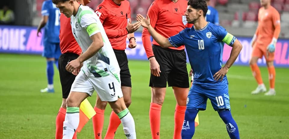 Jugadores y árbitros en el campo de fútbol