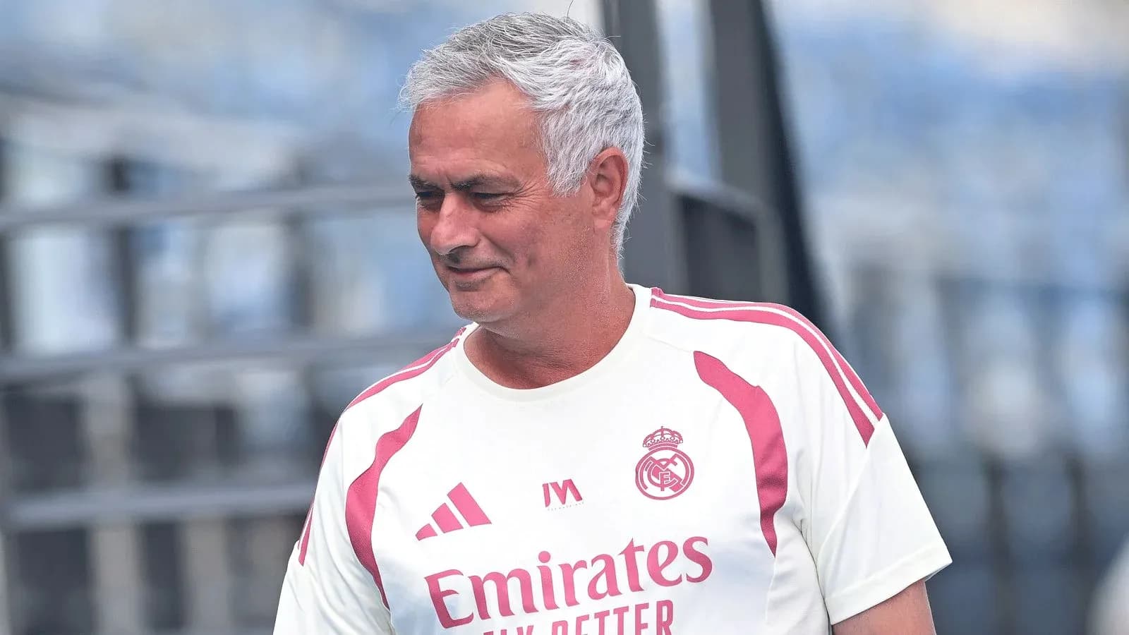 Entrenador de fútbol en sesión de entrenamiento