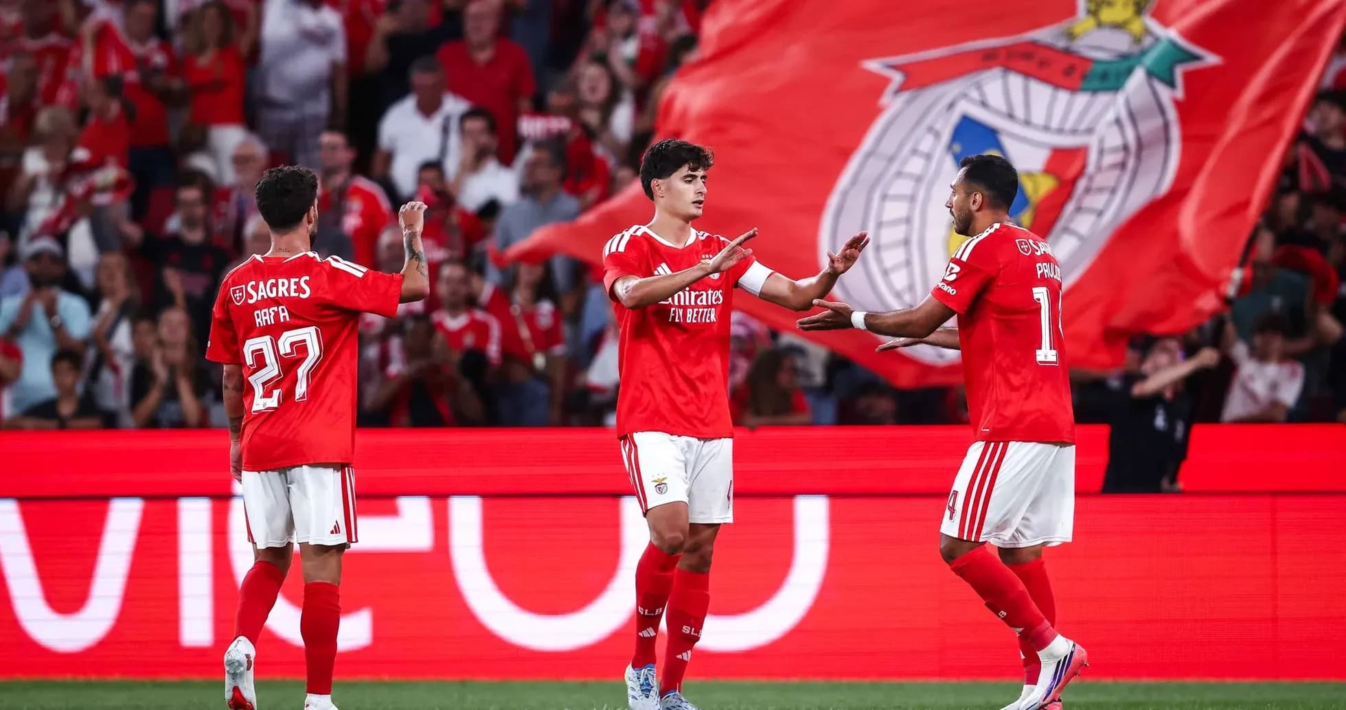 Jugadores de Benfica celebrando un gol