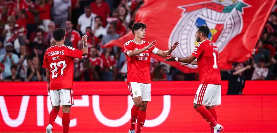 Jugadores de Benfica celebrando un gol