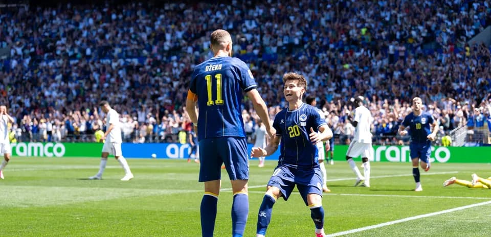 Džeko y jugador celebrando un gol en Seattle