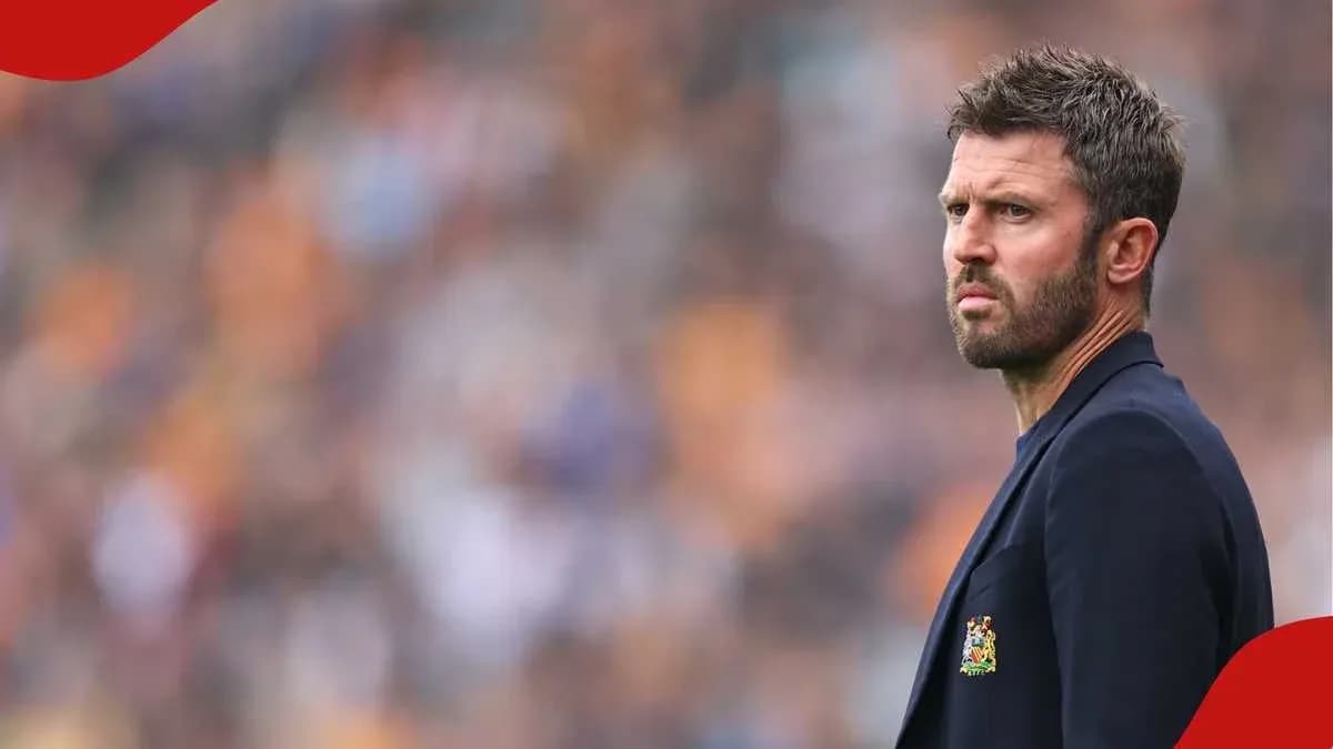 Entrenador observando el partido desde la línea lateral