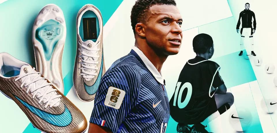 Kylian Mbappé con botas de fútbol y niño observando
