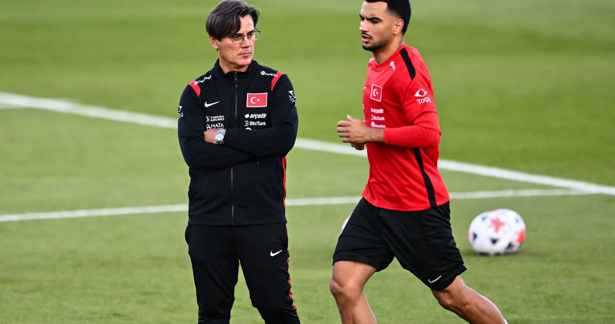 Entrenador observa a jugador durante sesión de entrenamiento