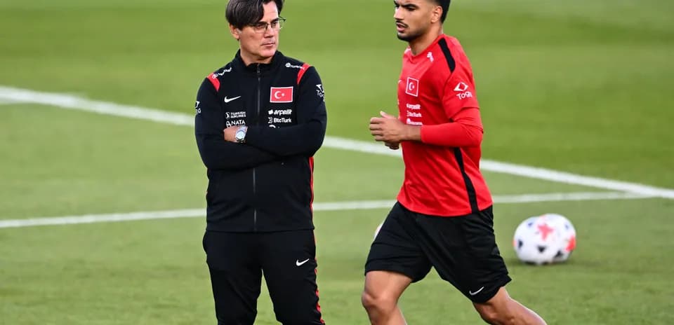 Entrenador observa a jugador durante sesión de entrenamiento