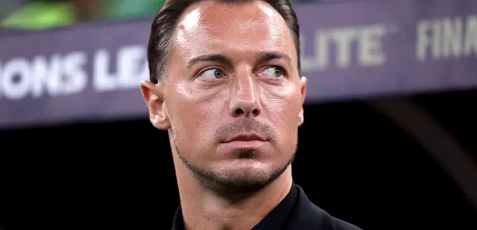 Entrenador observando durante el partido en el estadio