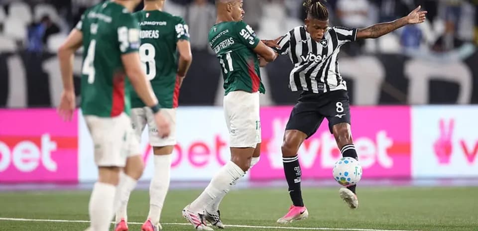Jugador de Botafogo en acción contra Palmeiras