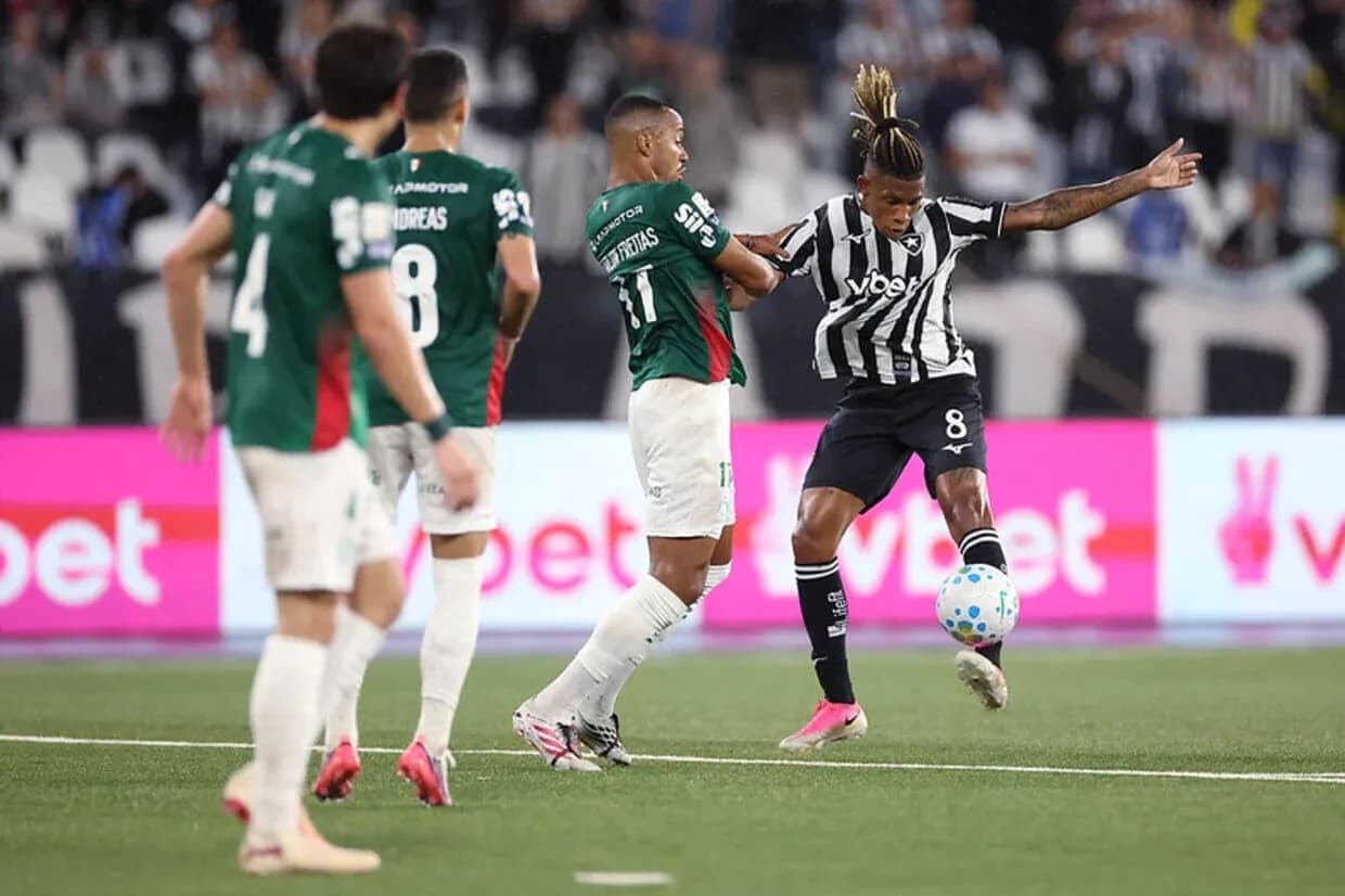 Jugador de Botafogo en acción contra Palmeiras