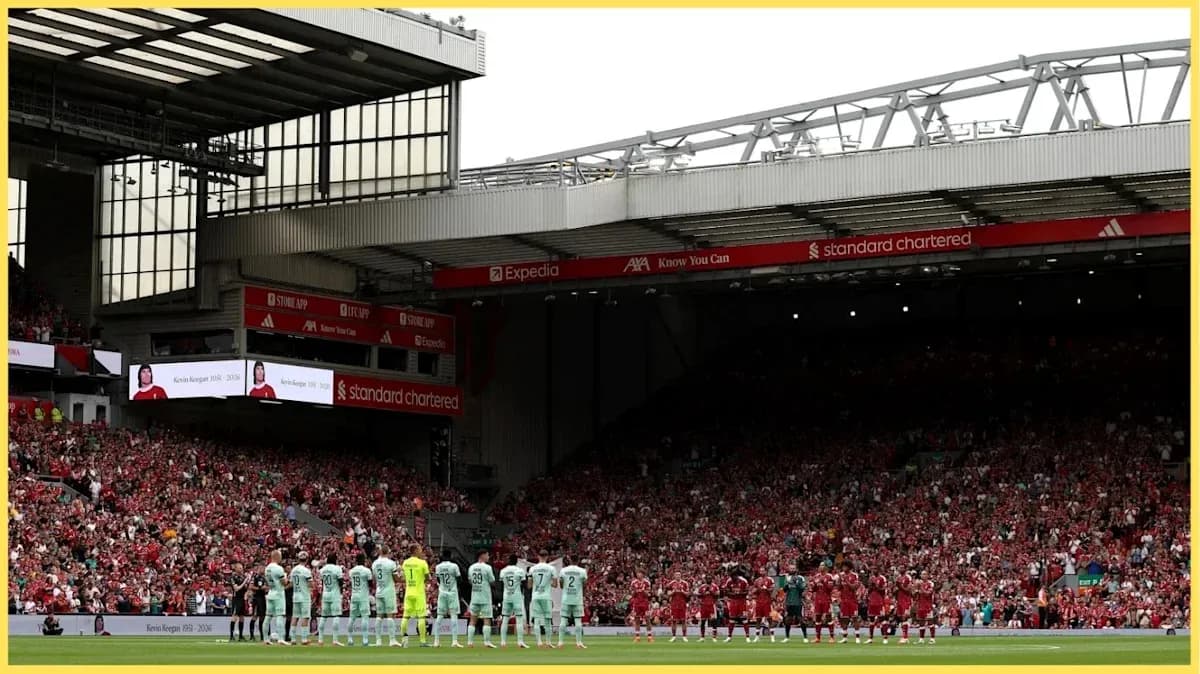 Equipos alineados en homenaje antes del partido