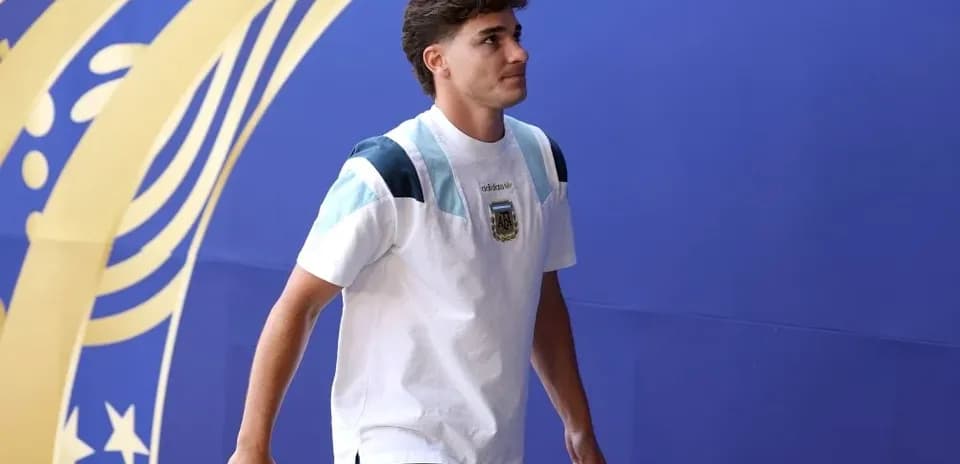 Jugador entrando en evento con camiseta de Argentina