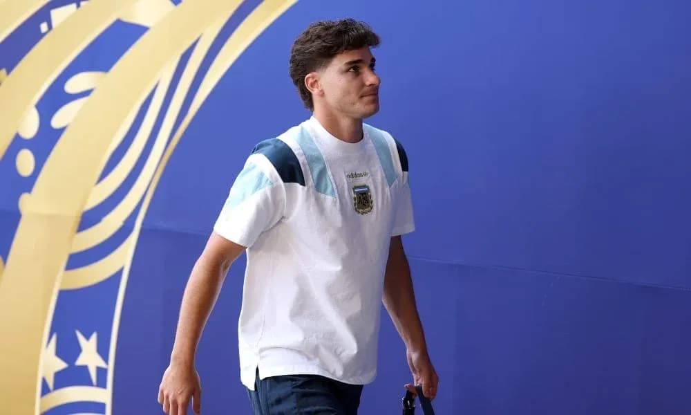 Jugador entrando en evento con camiseta de Argentina