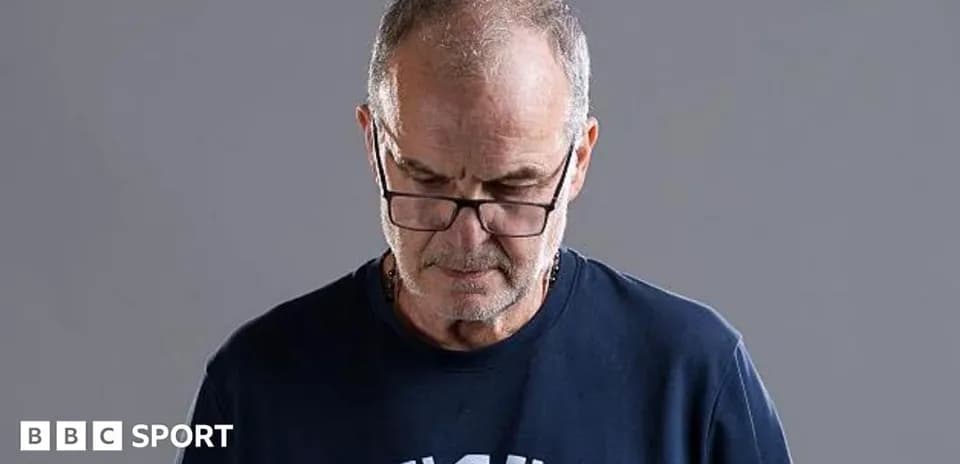 Hombre mayor con gafas mirando hacia abajo