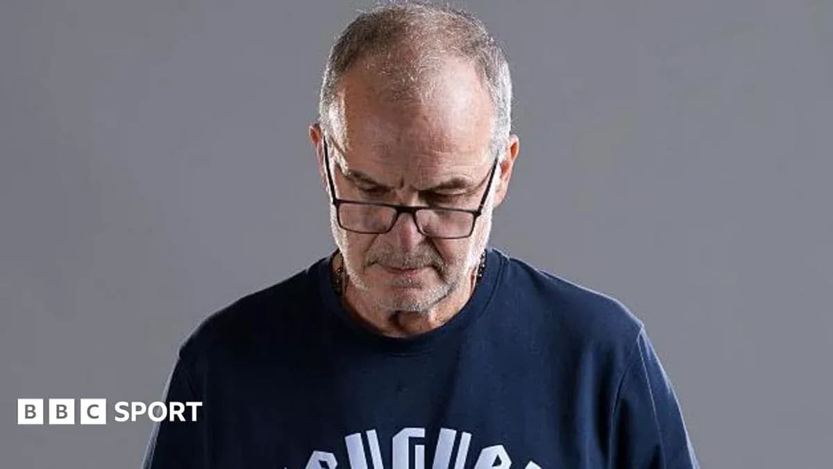 Hombre mayor con gafas mirando hacia abajo