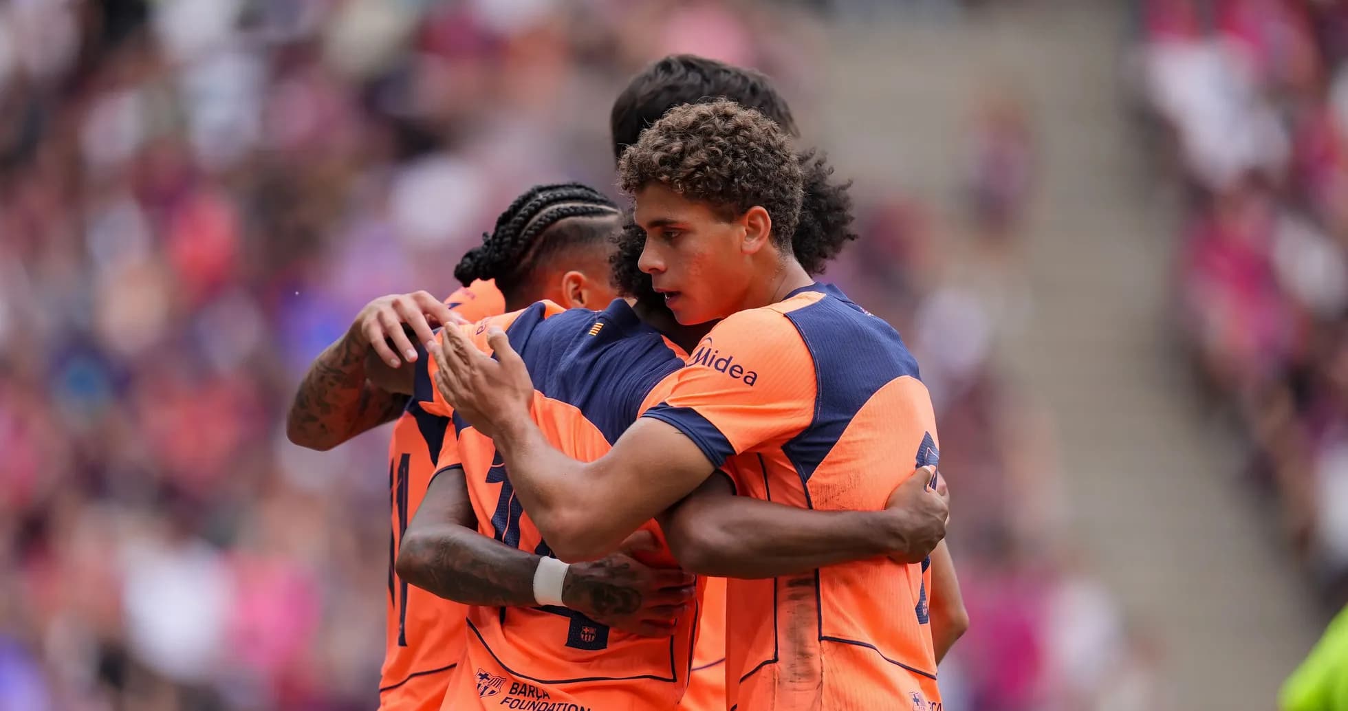 Jugadores abrazándose en celebración durante un partido