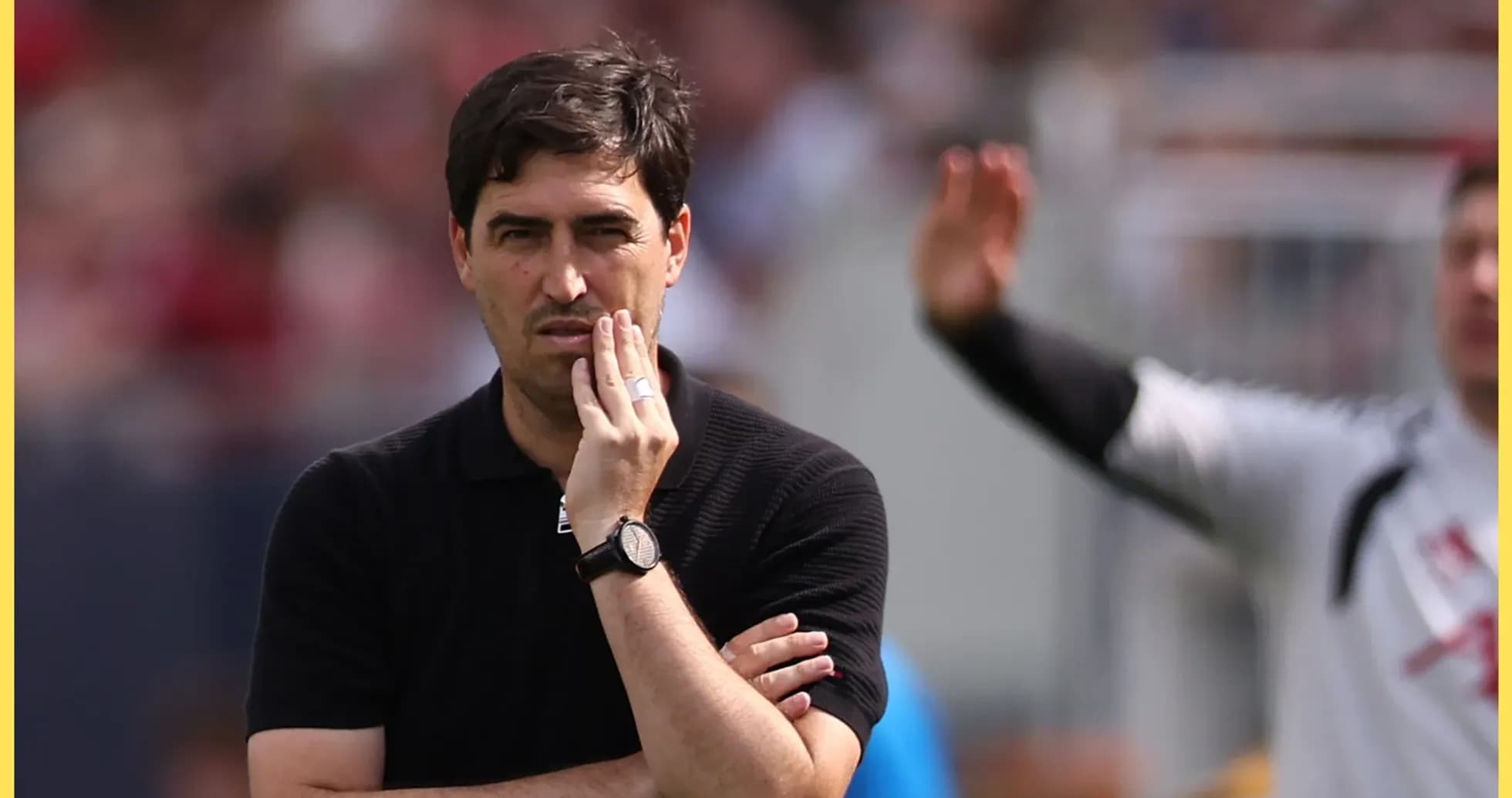 Entrenador observando el partido desde la línea de banda
