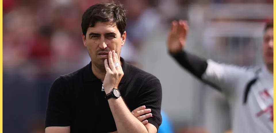 Entrenador observando el partido desde la línea de banda