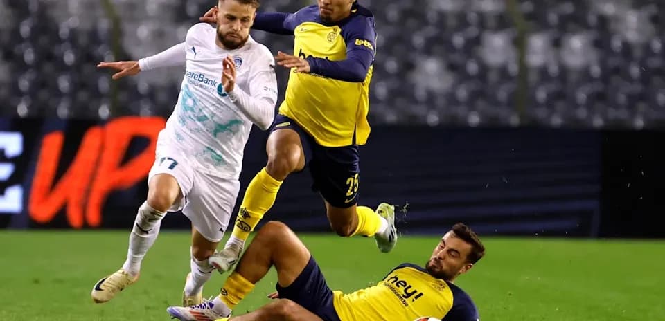 Jugador driblando mientras es desafiado por dos oponentes