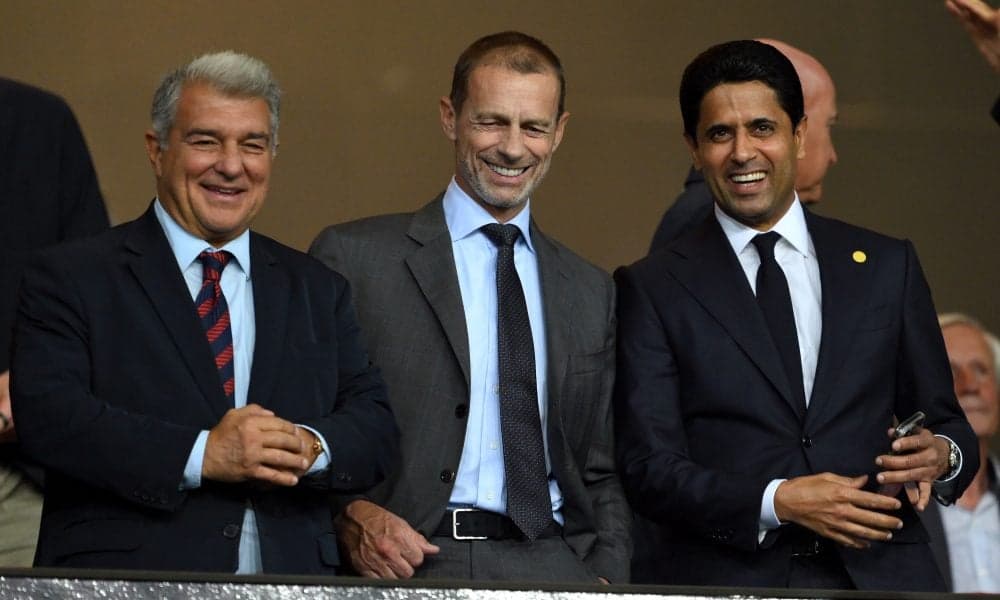 Tres hombres sonriendo en un evento deportivo