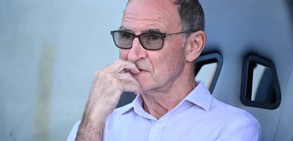 Hombre con gafas observando desde el banquillo