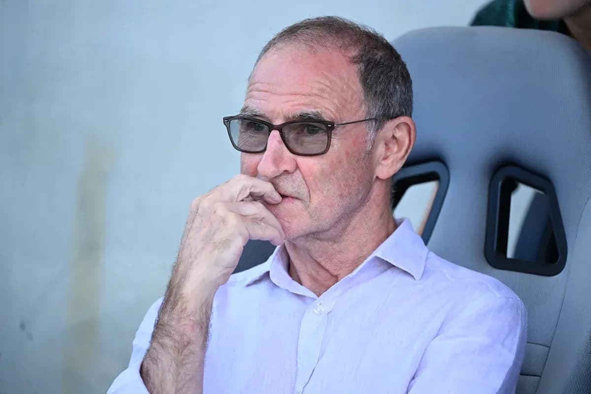 Hombre con gafas observando desde el banquillo