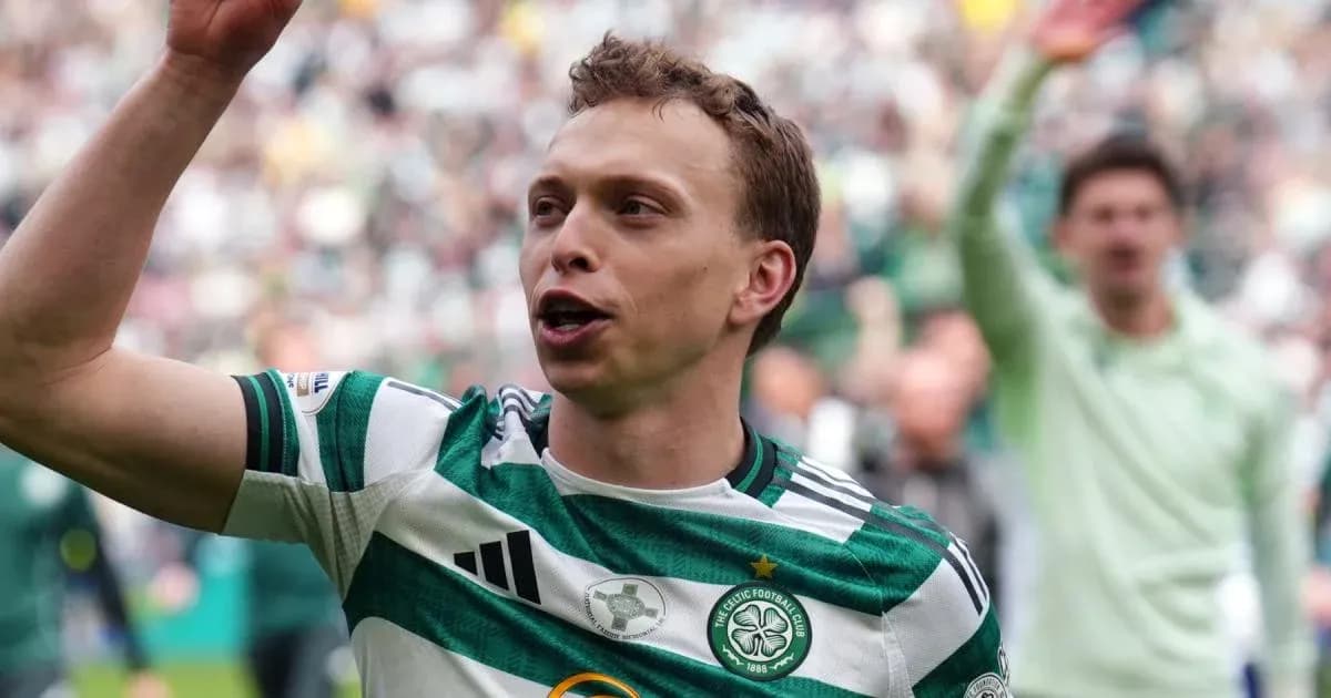 Jugador de Celtic celebrando con aficionados en el estadio