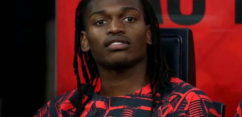 Jugador sentado en el banquillo del AC Milan
