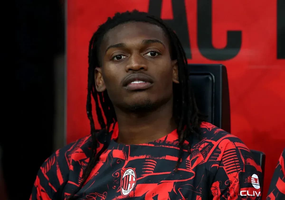 Jugador sentado en el banquillo del AC Milan