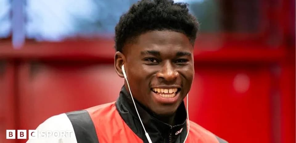 Jugador sonriendo con auriculares en el entrenamiento