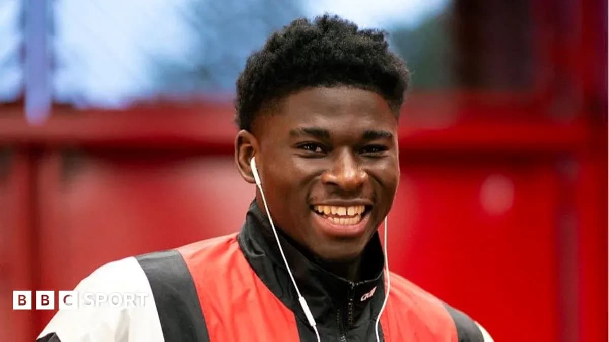 Jugador sonriendo con auriculares en el entrenamiento