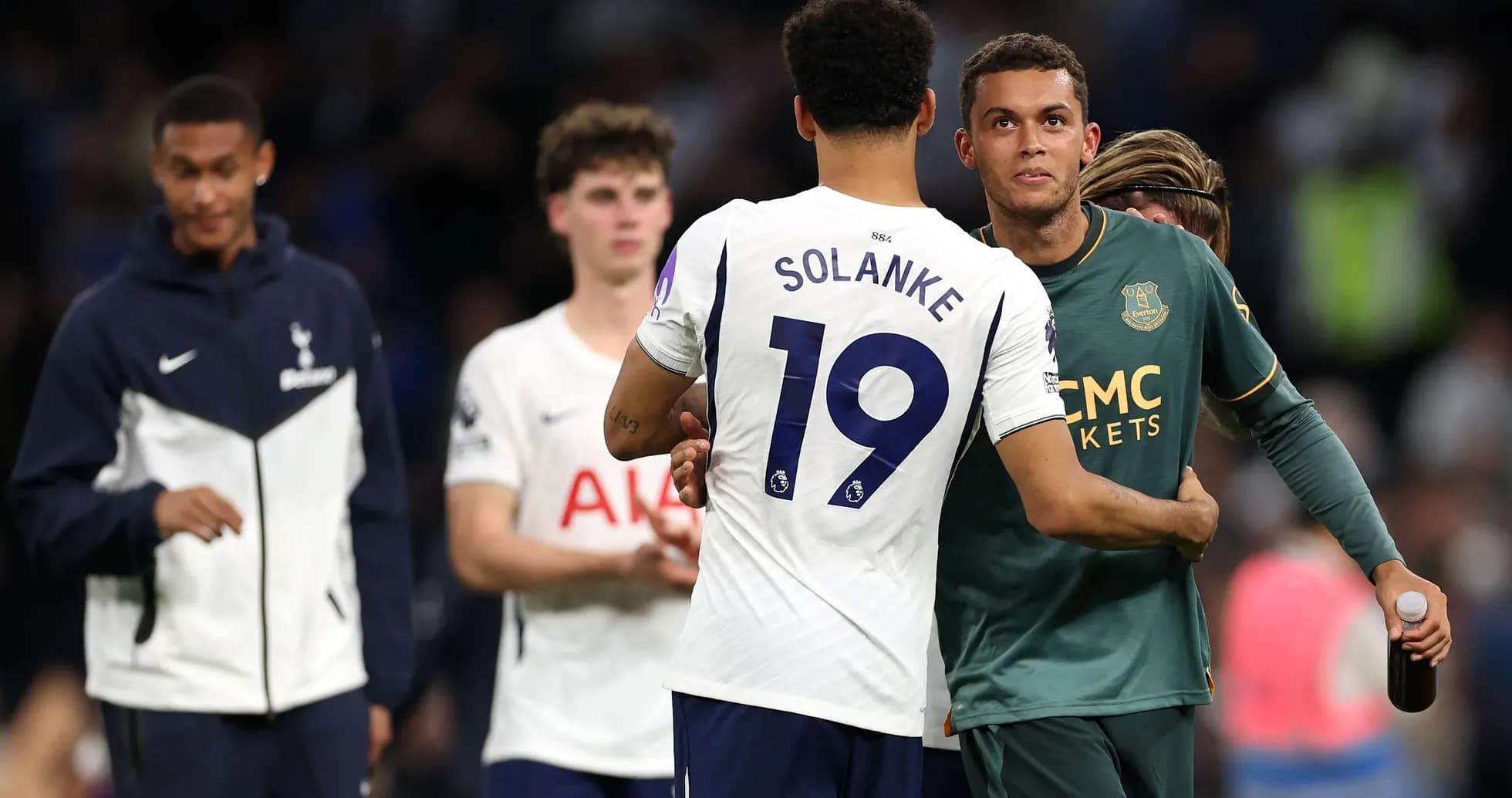 Jugadores de Tottenham y Everton tras el partido