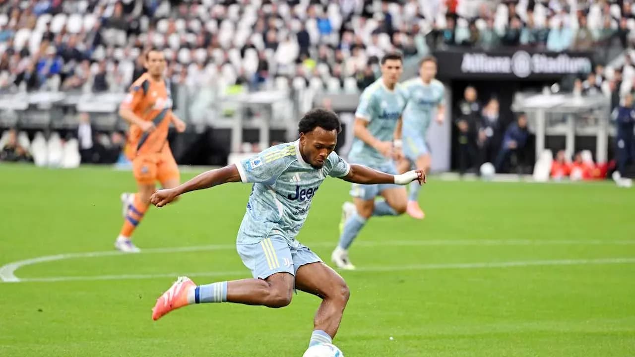 Jugador de Juventus disparando en el partido
