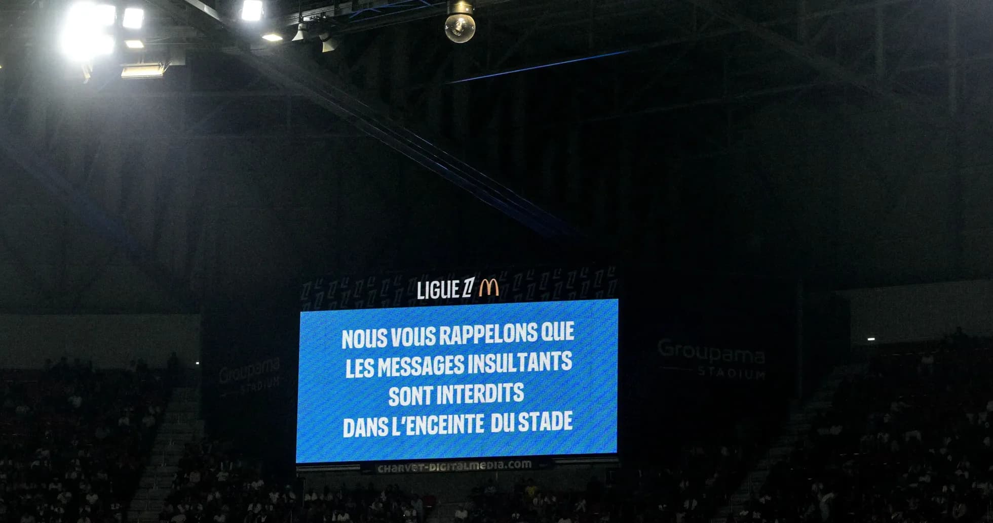 Pantalla de aviso en estadio sobre comportamiento prohibido