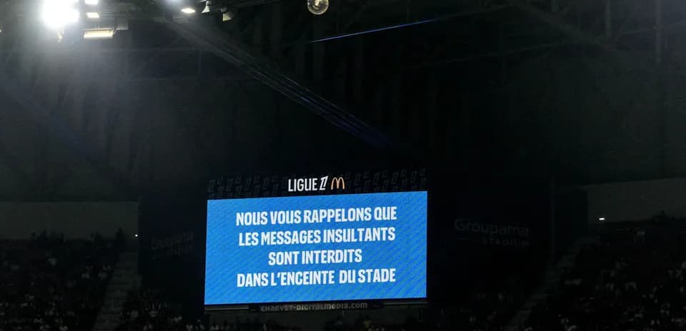 Pantalla de aviso en estadio sobre comportamiento prohibido
