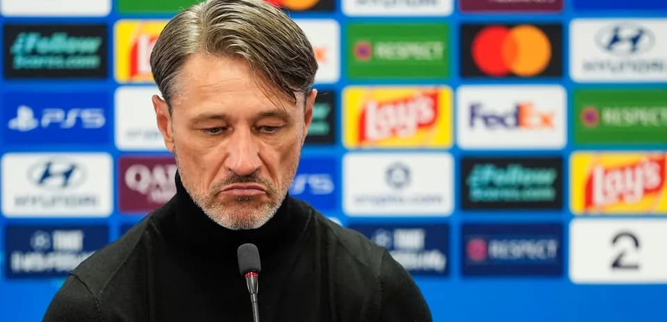 Entrenador en conferencia de prensa con fondo de patrocinadores