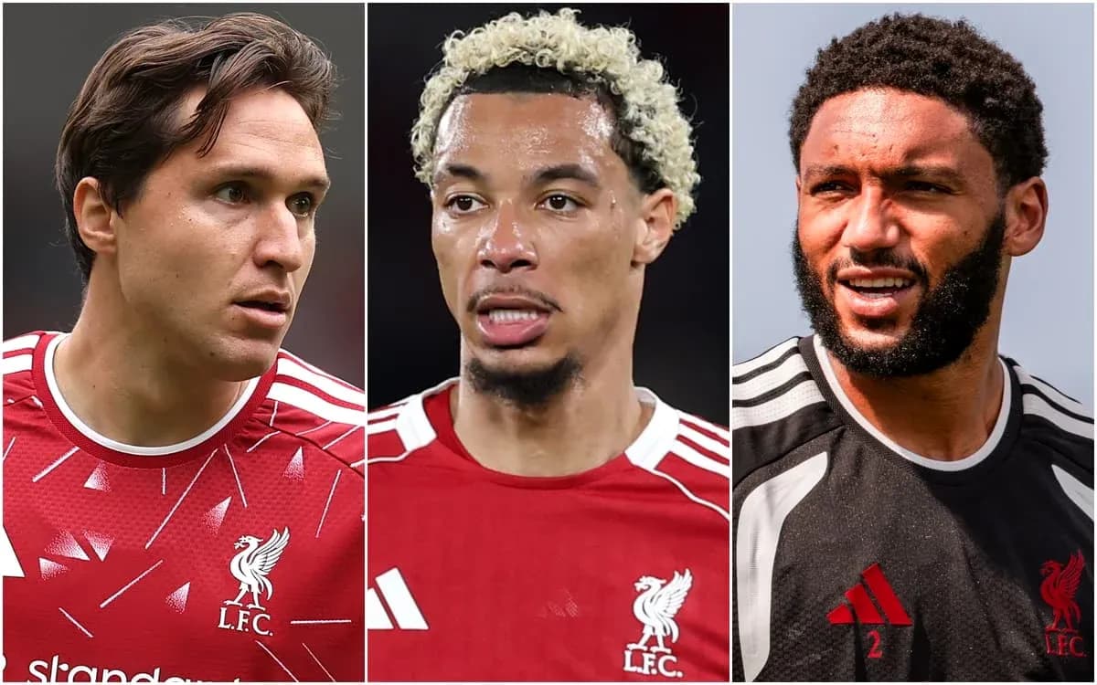 Tres jugadores de Liverpool en camisetas rojas