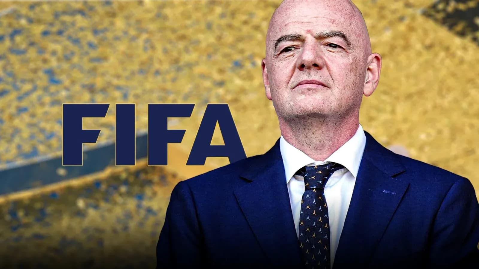 Gianni Infantino frente al logo de FIFA