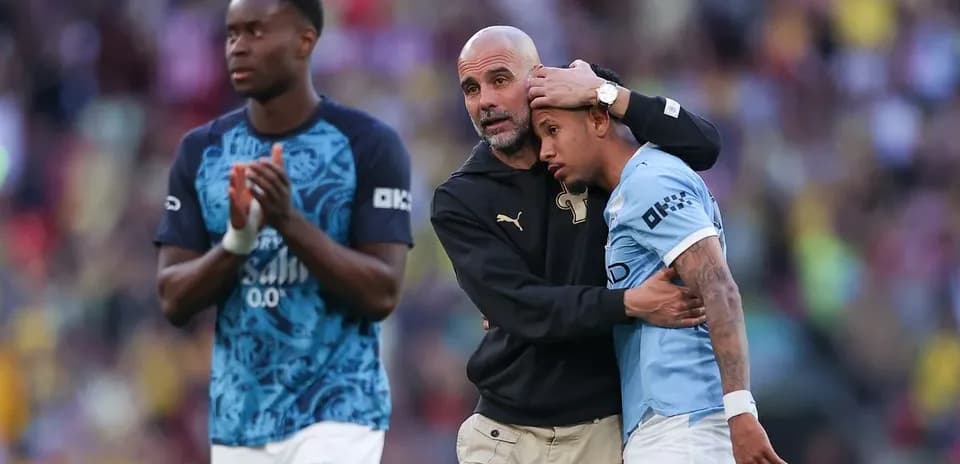 Entrenador hablando con jugador después del partido
