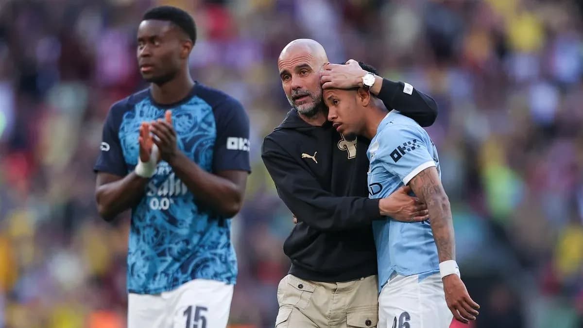 Entrenador hablando con jugador después del partido
