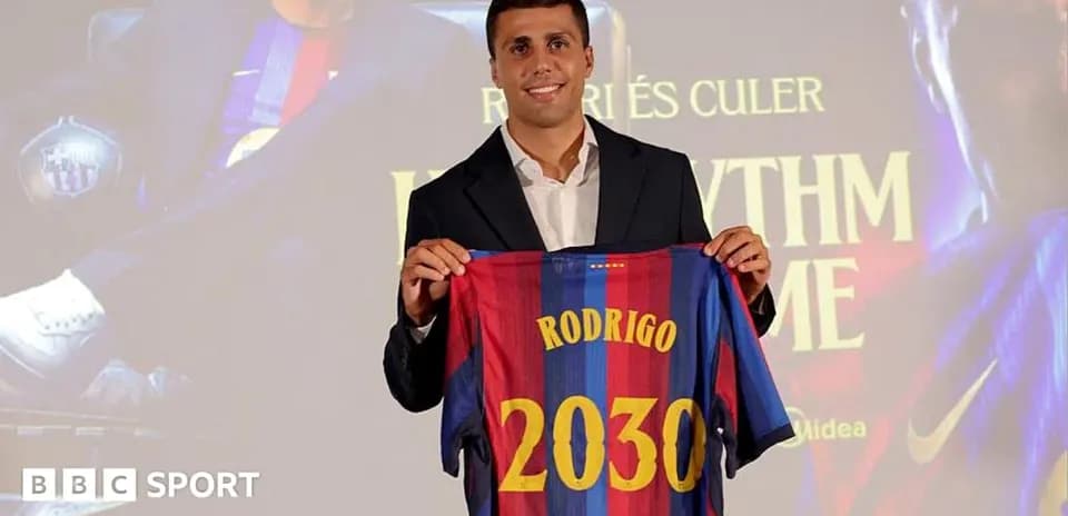 Jugador presenta camiseta de Barcelona con nombre Rodrigo