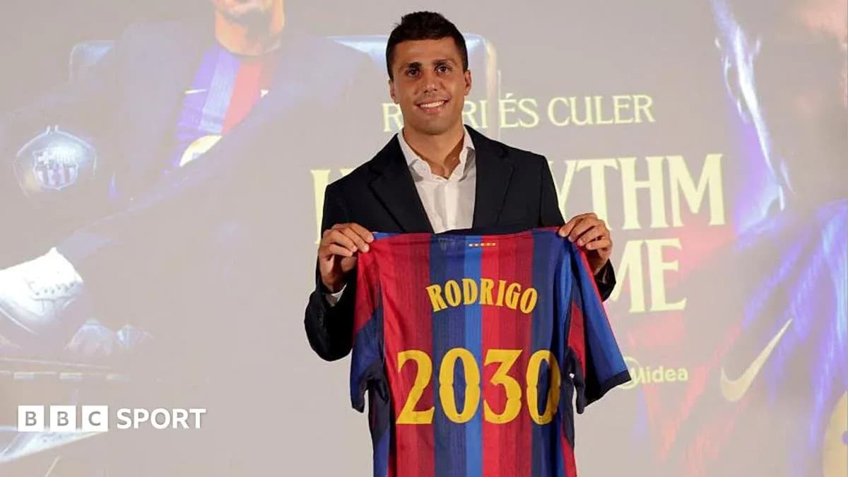 Jugador presenta camiseta de Barcelona con nombre Rodrigo
