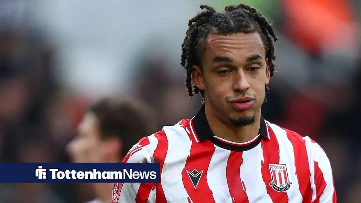 Jugador de Stoke City con camiseta a rayas rojas y blancas