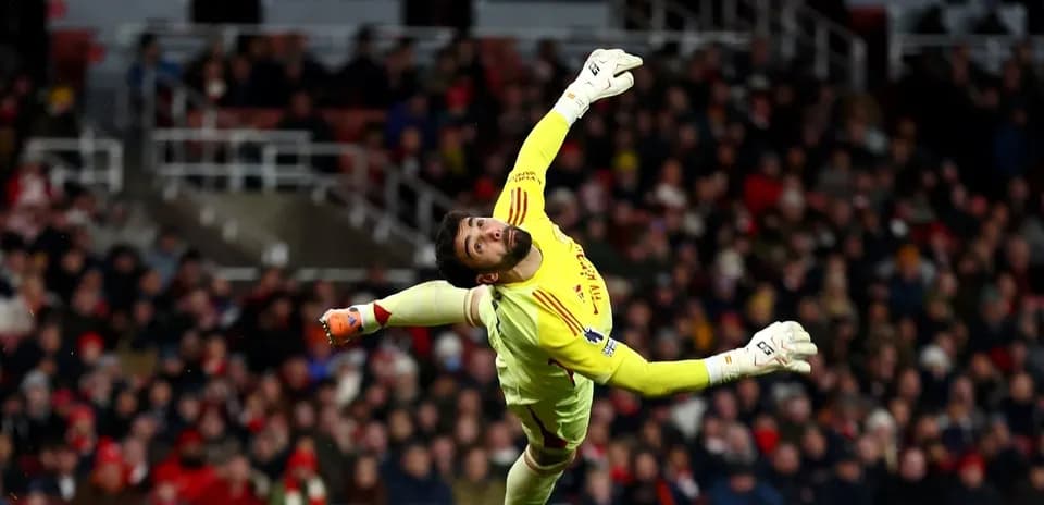 Portero realizando una parada espectacular en el partido