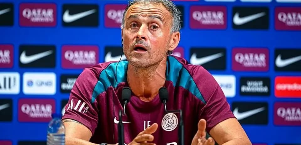 Entrenador en conferencia de prensa con micrófono