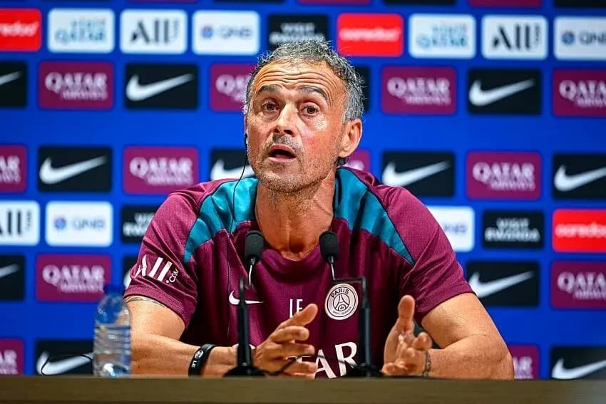 Entrenador en conferencia de prensa con micrófono