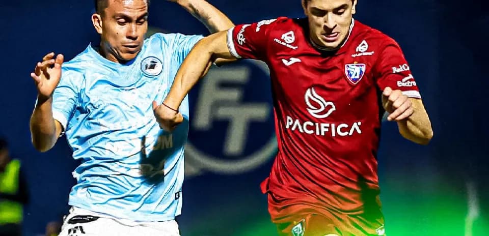 Jugador de CDS Tampico Madero disputando el balón
