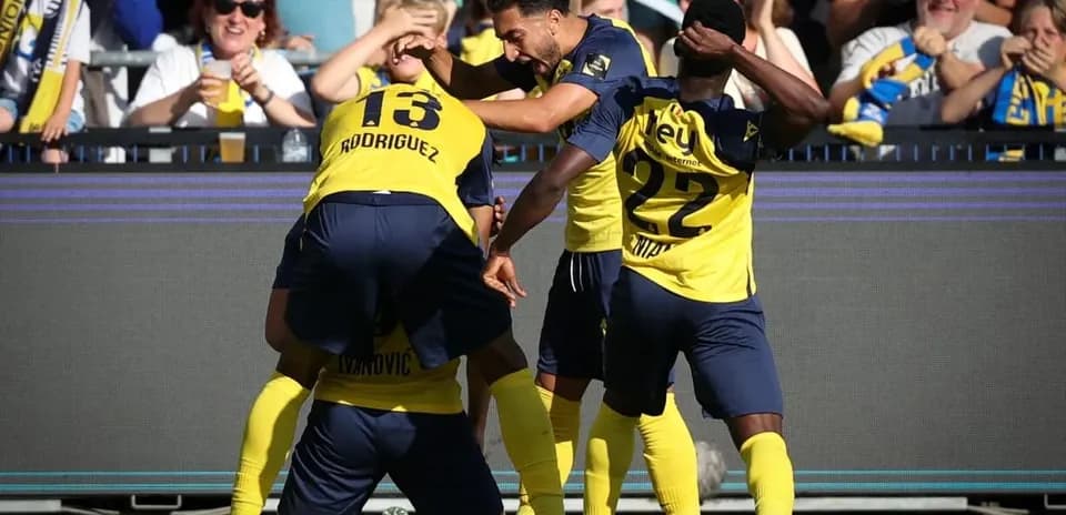 Jugadores celebrando un gol en el partido