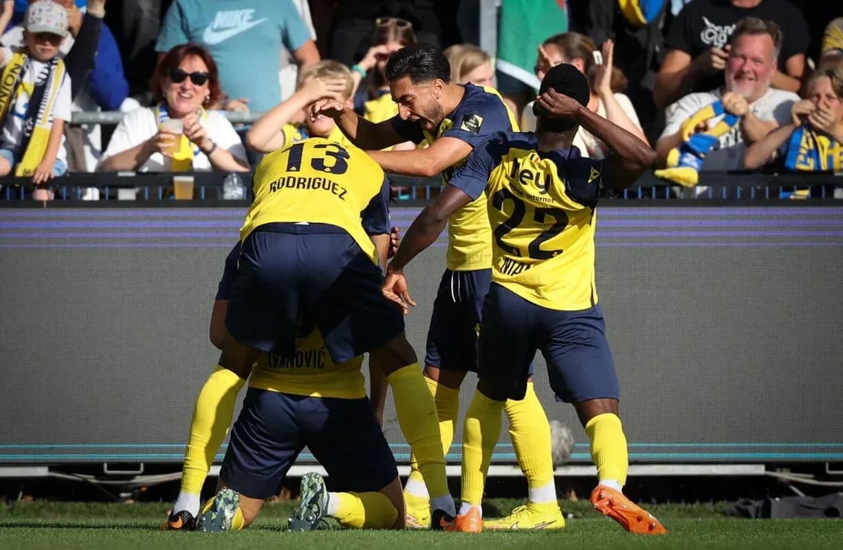 Jugadores celebrando un gol en el partido