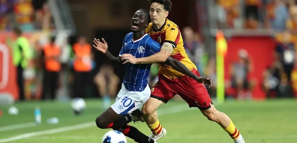 Jugadores compitiendo en el partido Jagiellonia vs Rangers