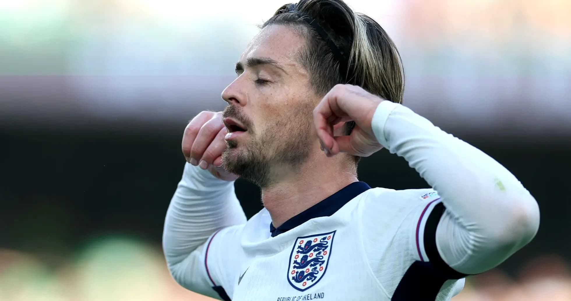Jugador de Inglaterra con gesto de frustración en el campo